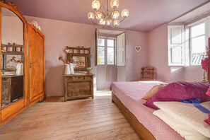 5 chambres, fer et planche à repasser, draps fournis