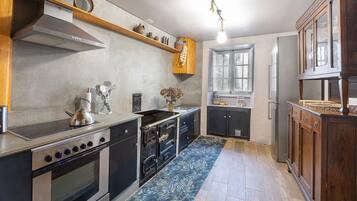 Réfrigérateur, micro-ondes, four, cafetière/bouilloire