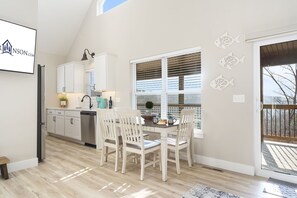 Dining - Private Hot Tub-Free Attraction Tickets-Silver Dollar City Minutes Away-Cmty Indoor Pool (Kimberling City)