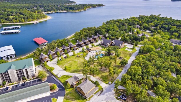 Vista aérea de una zona residencial con casas, piscina y muelle.