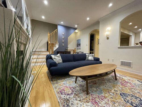 Sleek 3-Level Townhome, Close to Subway Station