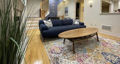 Sleek 3-Level Townhome, Close to Subway Station