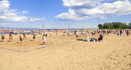 Sleek 3-Level Townhome, Close to Subway Station