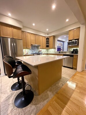 Réfrigérateur, four à micro-ondes, un four, surface de cuisson