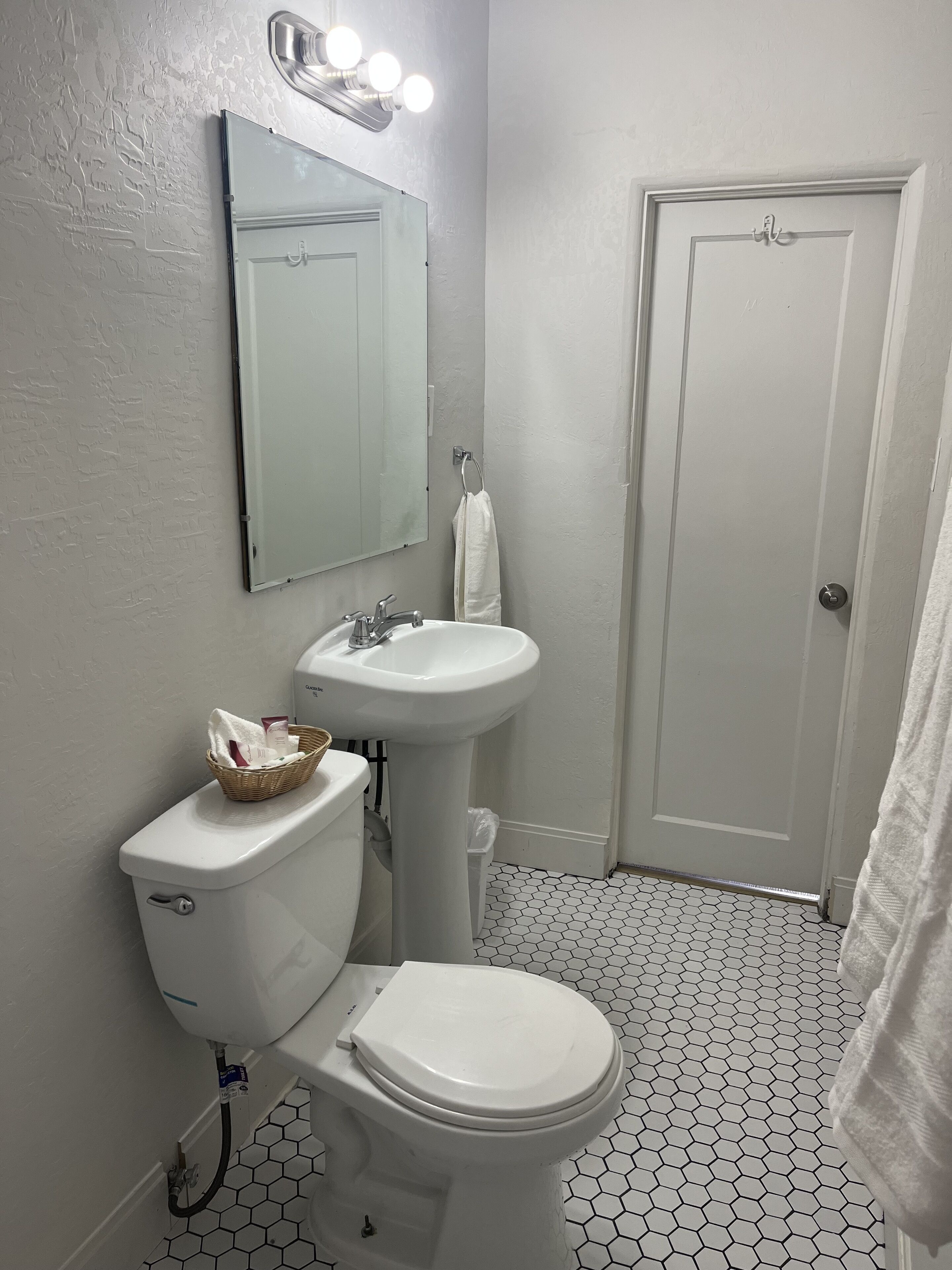 Habitación individual básica, 1 cama de matrimonio grande | Baño | Bañera y ducha independientes, toallas y papel higiénico