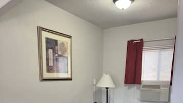 Habitación individual básica, 1 cama de matrimonio grande | 1 dormitorio, wifi gratis, ropa de cama