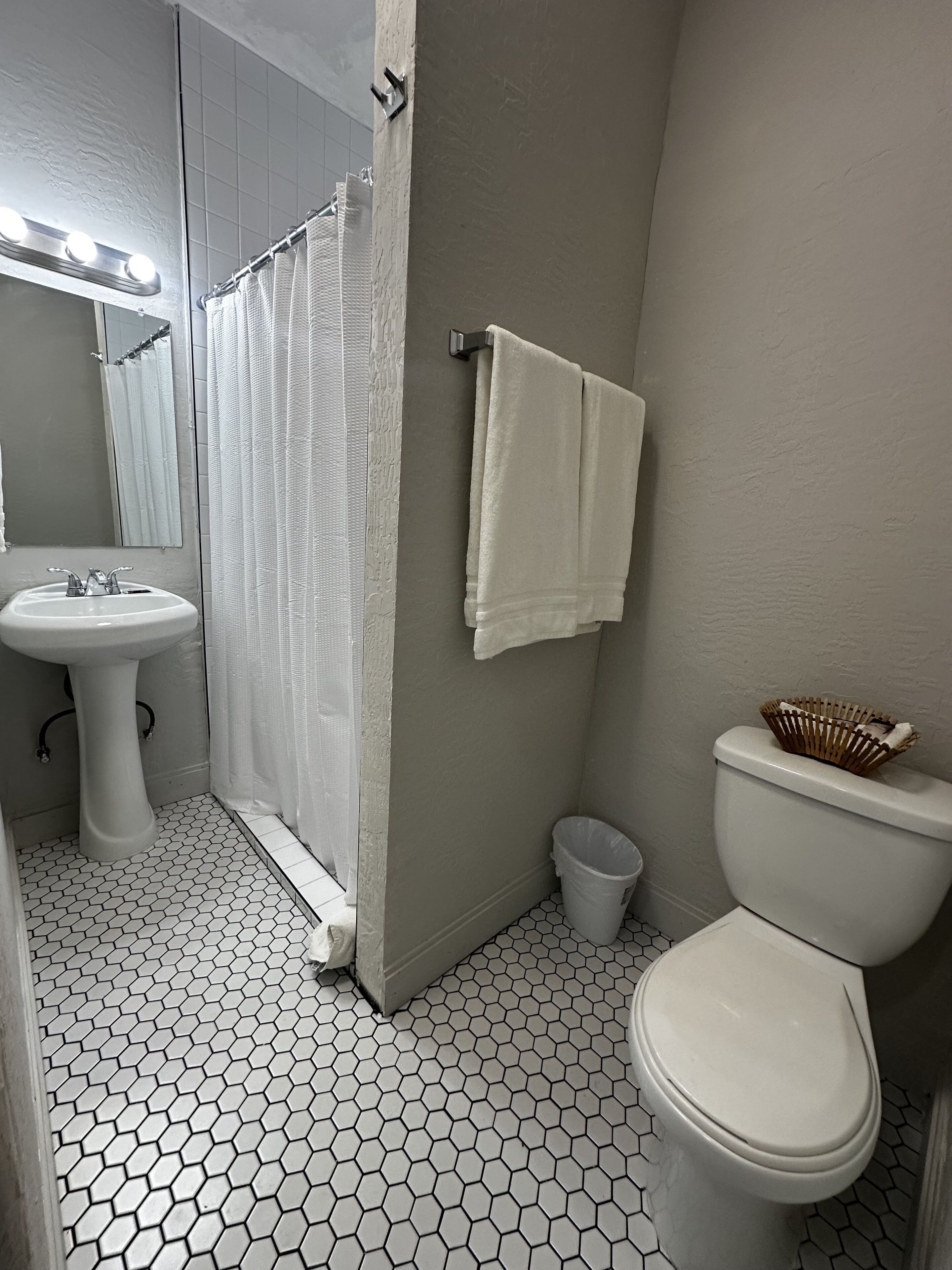 客房, 2 张大床 | 浴室 | 独立的浴缸和淋浴、毛巾、卫生纸