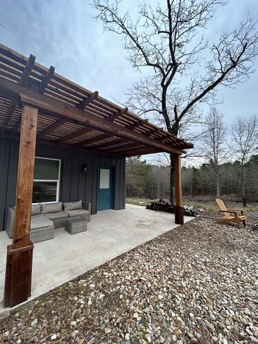 Secluded cabin- 10 private acres- fiber internet- minutes from Lake Bob Sandlin