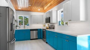 Refrigerador, microondas, horno y parrilla de estufa