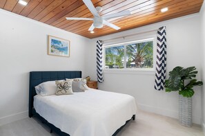 2 bedrooms, iron/ironing board, free WiFi, bed sheets - Key Largo Waterfront Paradise - Pet Friendly (Key Largo)