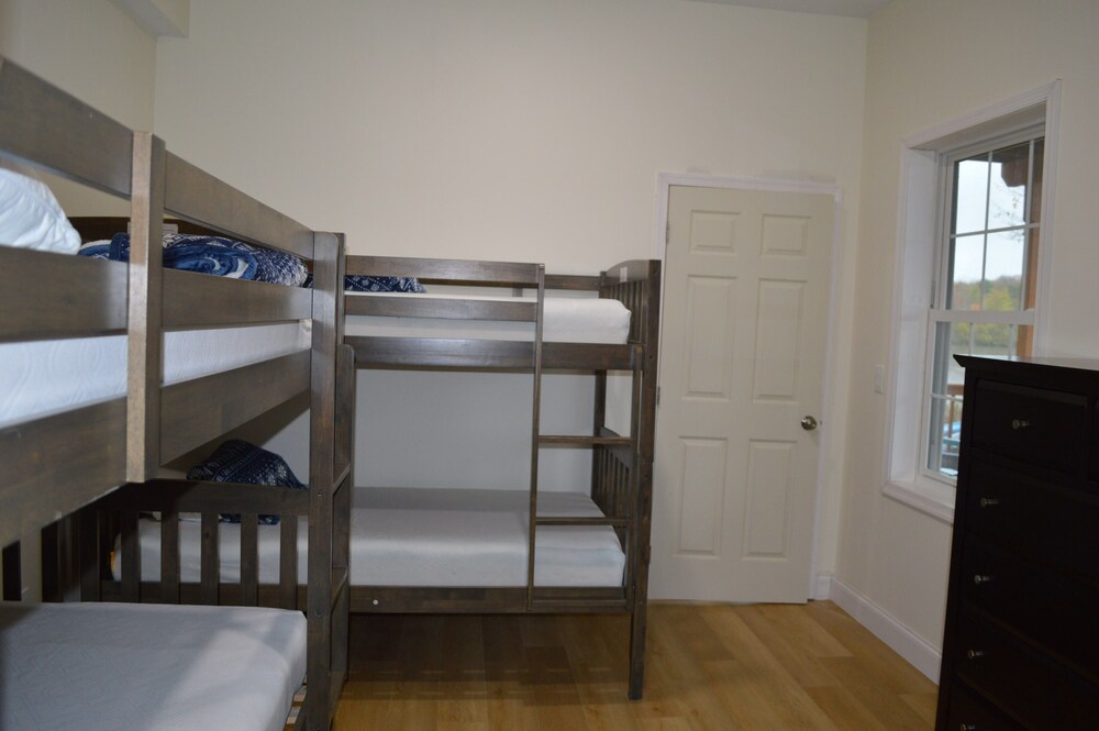 Cozy Pocono Lakefront MidTerm Vacation Rental near Scranton. 30+ days