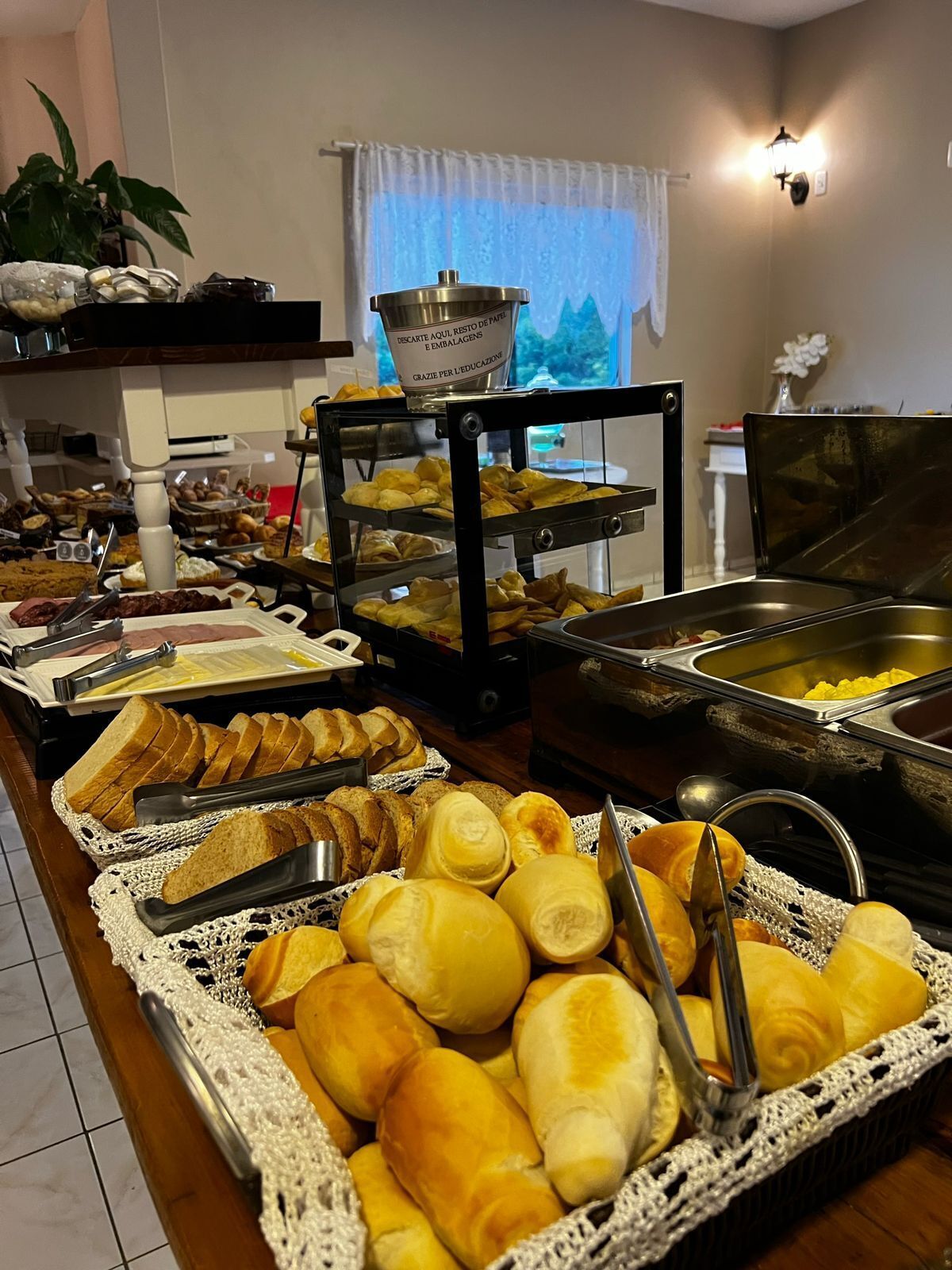 فطور من الأطباق المحلية مجانًا يوميًا