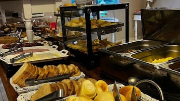 فطور من الأطباق المحلية مجانًا يوميًا