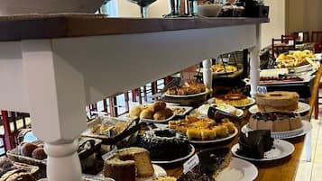 فطور من الأطباق المحلية مجانًا يوميًا