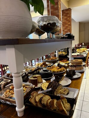 Free daily local cuisine breakfast - HOTEL GREZELLE (Bituruna)