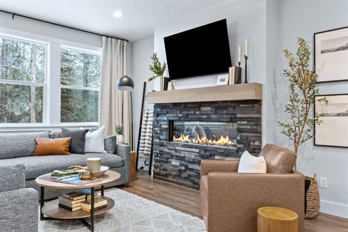 Newly Built Home with Hot Tub!