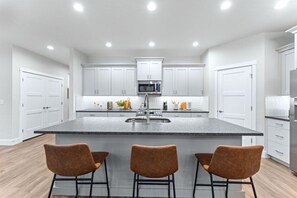 Køleskab, mikrobølgeovn, ovn, kogeplade