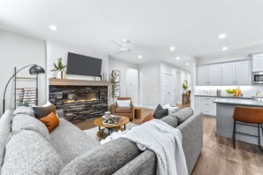Smart-tv, pejs, bøger, kontorer