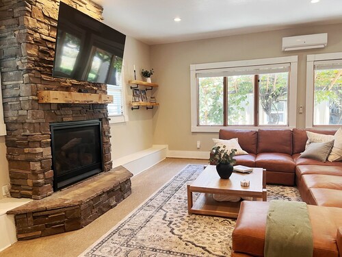Cozy Ski Retreat w/HotTub and Majestic Views - Ski @ Park City, Powder or Basin