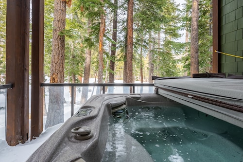 Upscale 4 Bed, 3 Bath at the Woodwinds with Mountain Views, Private Hot Tub, and Garage sleeps 10