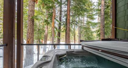 Upscale 4 Bed, 3 Bath at the Woodwinds with Mountain Views, Private Hot Tub, and Garage sleeps 10