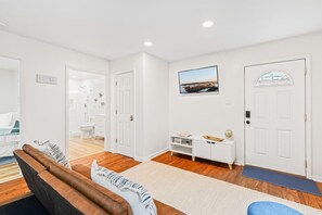 Smart TV, books, music library, stereo - Cozy Coastal Retreat Near Folly Beach and Downtown (Charleston)