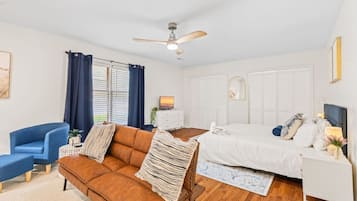 1 habitación, escritorio, tabla de planchar con plancha y cuna de viaje