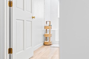 Interior - 9 Min to Folly Beach | 12 Min to Downtown | Quiet (Charleston)