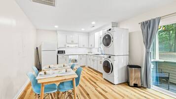 Geladeira, micro-ondas, cafeteira/chaleira, torradeira