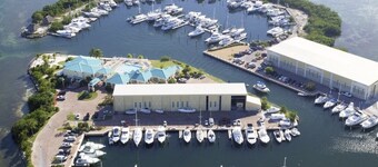 Unique Island Life Living 
Private Yacht Club 
15min from Duval Street 