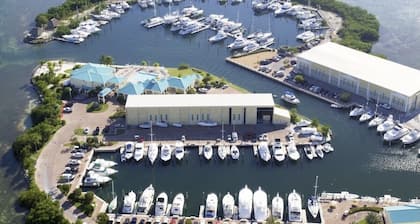 Unique Island Life Living
Private Yacht Club
15min from Duval Street