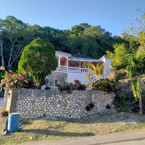 Property grounds - Andeve's modern, quiet home away from home with 4 bedrooms 2 bathrooms sleeps 8 (Montego Bay)