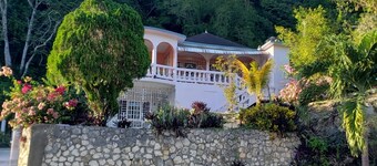 Andeve's modern, quiet home away from home  with 4 bedrooms 2 bathrooms sleeps 8