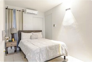 4 bedrooms, desk, iron/ironing board, free WiFi - Andeve's modern, quiet home away from home with 4 bedrooms 2 bathrooms sleeps 8 (Montego Bay)