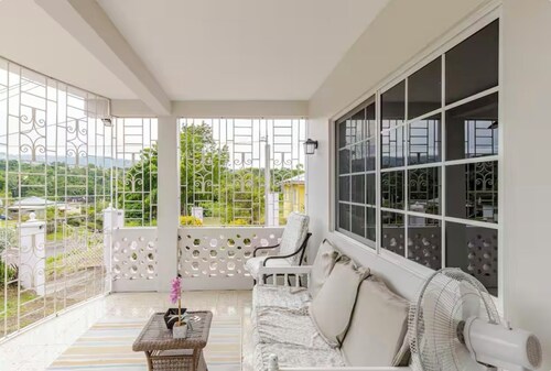 Andeve's modern, quiet home away from home  with 4 bedrooms 2 bathrooms sleeps 8