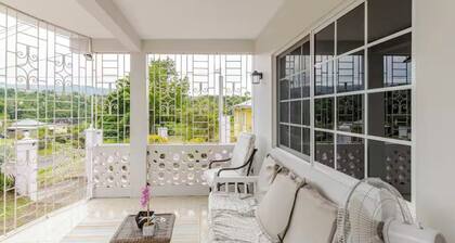 Andeve's modern, quiet home away from home with 4 bedrooms 2 bathrooms sleeps 8