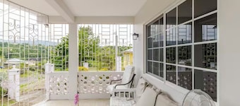Andeve's modern, quiet home away from home with 4 bedrooms 2 bathrooms sleeps 8