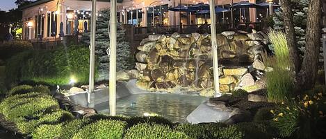 Una piscina techada, una piscina al aire libre