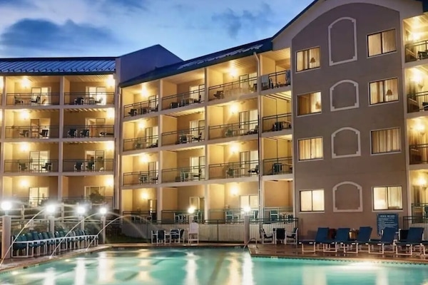 Alberca techada y alberca al aire libre