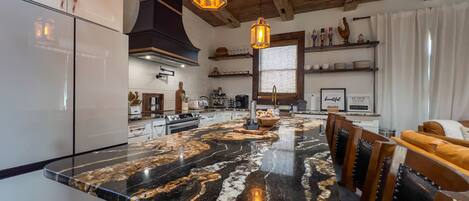 Microondas, horno, parrilla de estufa y lavavajillas