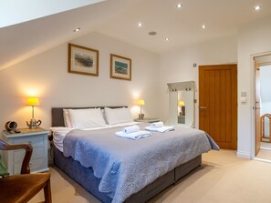 2 bedrooms, desk, WiFi