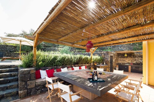 Beautiful private villa with private pool, WIFI, TV, terrace, pets allowed and panoramic view