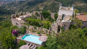 A villa with a swimming pool, outdoor seating, and a view of the surrounding landscape. - Stunning private villa with A/C, private pool, WIFI, TV, terrace, panoramic view, close to Viareggio (Camaiore)