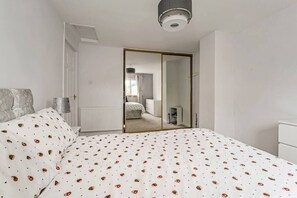 1 bedroom, iron/ironing board, WiFi, bed sheets - Centrally Situated 1 Bedroom House in Cumbernauld (Cumbernauld)