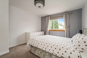 1 dormitorio, tabla de planchar con plancha, wifi y ropa de cama