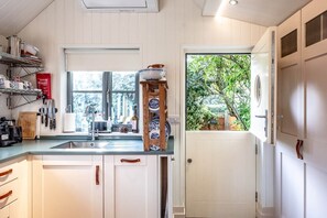 冷蔵庫、電子レンジ、オーブン、コンロ