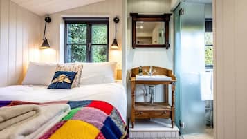 1 bedroom, desk, iron/ironing board, WiFi