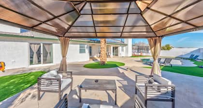 Luxury Villa 3 Masters 6 B.rooms 4 Bath
Big pool RV parking on 0.5 Acre of fun!
