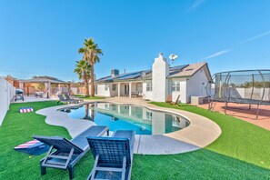 Outdoor pool - Luxury Villa 3 Masters 6 B.rooms 4 Bath
Big pool RV parking on 0.5 Acre of fun! (Las Vegas)