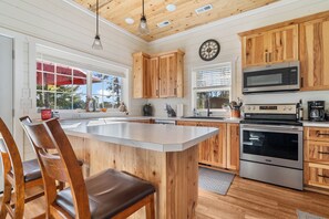 冷蔵庫、電子レンジ、オーブン、コンロ